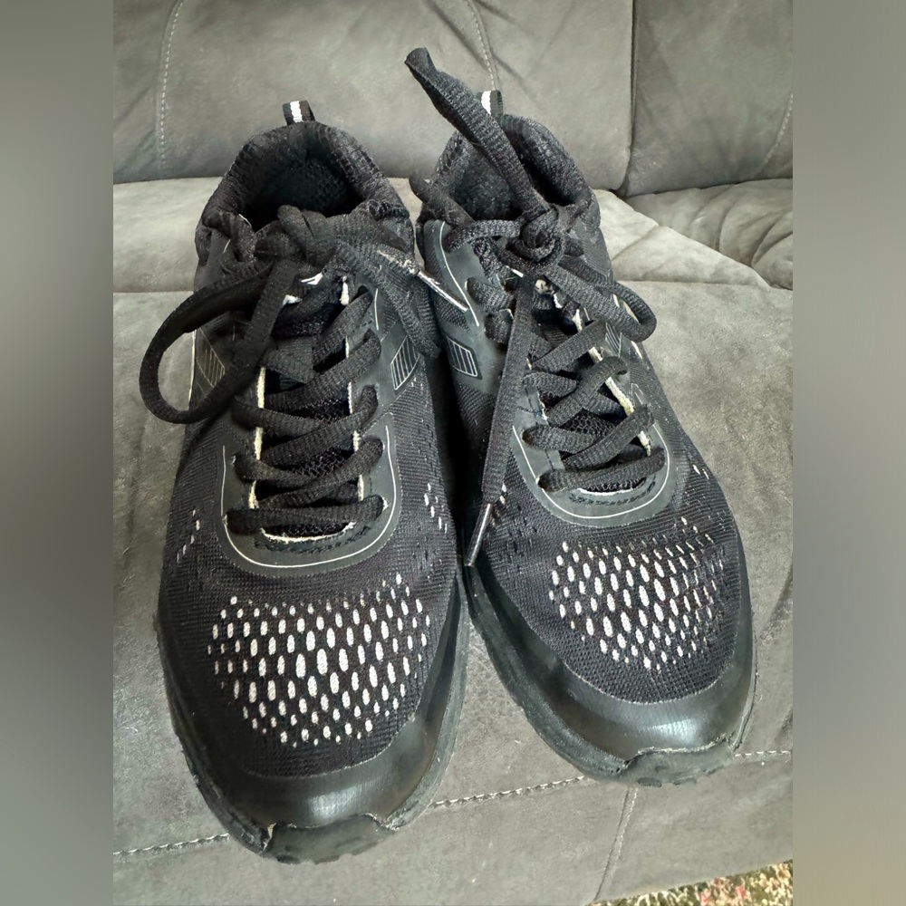 LA Gear Elite Gym Shoes size 6.5 Black and Grey